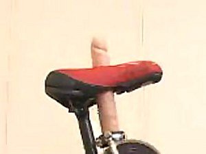 Honcho cornea giapponese babe raggiunge l'orgasmo di guida uno Sybian biciclette