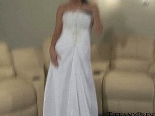 Braut Tiffany tief masturbieren