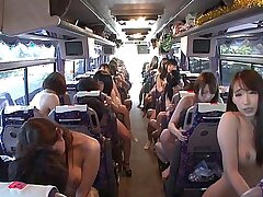 salopes japonaises sur un bus à cheval les queues des étrangers au hasard