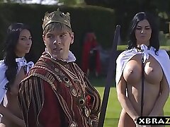 بادشاہ اس کی busty موٹی بندوں جیسمین اور Anissa کیٹ کے fucks