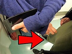Une femme inconnue touche ma bite dans le métro