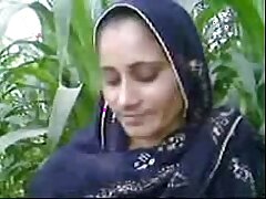 पाकिस्तानी गांव लड़की खुले मैदान में उसके चूसियन द्वारा बकवास
