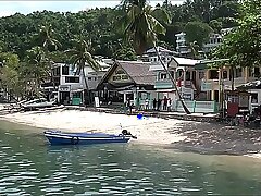 Buck Wild cho thấy bãi biển Sabang Puerto Galera Philippines