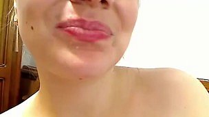 Horny Housewife stelt haar man in staat om zijn lading in haar open mond live op webcam te schieten