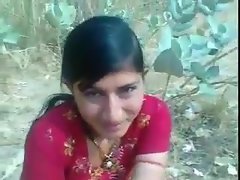 Piękna indyjska dziewczyna nieśmiały pokazując cycki i miód słodkie cipki
