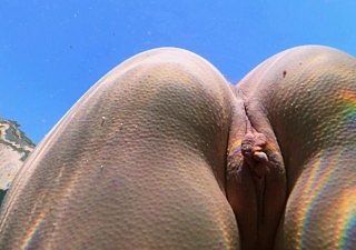 Sottile ragazza nuota nuda almost mare e masturbano la sua figa