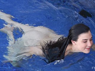 Brünette Mediocre Teen Bella Streifen und nackt nackt schwimmen
