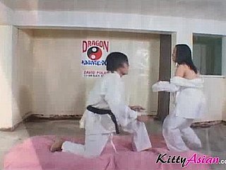 Người chơi Karate Filipina được cumshot