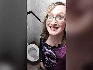 Blonde Nomination Op Tgirl Lisa Bercering di Toilet Pub Mengenakan Celana Kulit Merah
