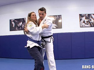 Karate -trainer neukt zijn pupil direct na grondgevecht