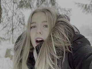 18 -letni nastolatek Punch pieprzony w lesie na śniegu