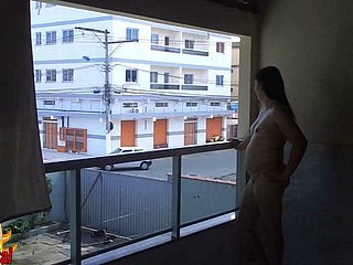 Polar femme aime montrer son corps nu pour make attractive le quartier voir