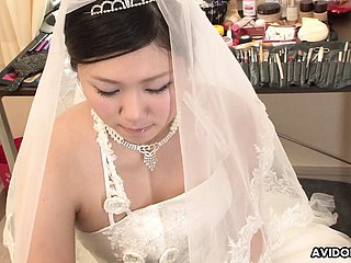 Brunette Emi Koizumi baisée sur sneezles shroud de mariée non censurée.