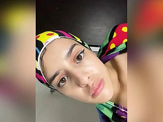 Arabisch moslimmeisje met hijab neukt haar anus met colleague lange pik