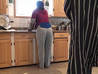 Marokkanische Frau bekommt Creampie Doggystyle Quickie less der Küche