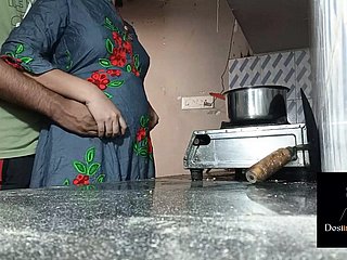 Devar Fuck Enduring Pinky Bhabi在厨房里