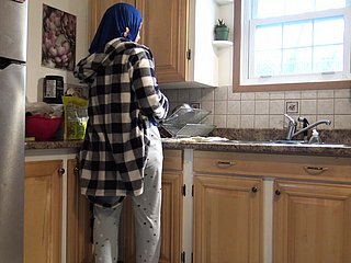 Pop one's clogs syrische Hausfrau wird vom deutschen Ehemann less der Küche eingeschaltet