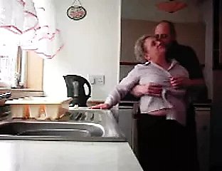 Oma en opa neuken on touching de keuken