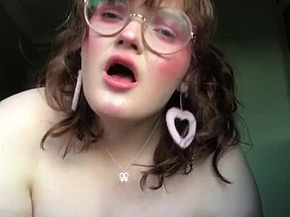 BBW británico en gafas se masturba en deject cámara netting