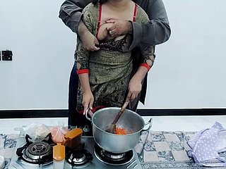 Pakistani Dorffrau Frau at hand der Küche gefickt, während sie mit klarem Hindi -Audio kochen