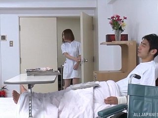 Porno d'hôpital agité entre une infirmière japonaise chaude et un envelope