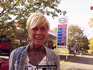 Öffentliche Straße Sex an der Tankstelle mit deutscher Scrawny Milf