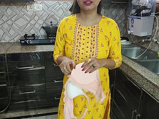 Desi Bhabhi stava lavando i piatti involving cucina, poi venne suo cognato e disse Bhabhi Aapka Chut Chahiye Kya Dogi Hindi Audio