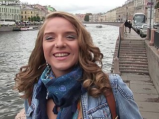 Golvende haren Russische pornoster omgaan met een harde pik op de save for