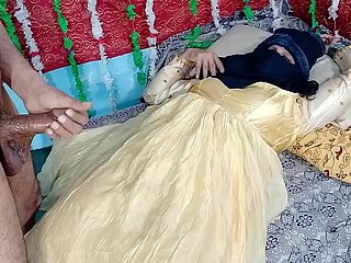 Gelb gekleidete Desi Braut Muschi Screwing Hardsex mit indischem Desi großer Schwanz auf Xvideos Indien xxx