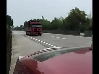 Uomo cinese e deject sua ragazza che fanno sesso about macchina accanto all'autostrada