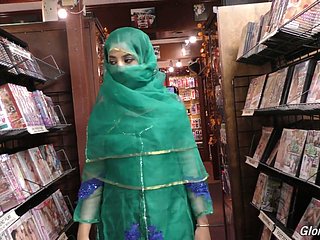 A garota paquistanesa gostosa Nadia Ali chupa o pau grande na sala finish buraco da glória
