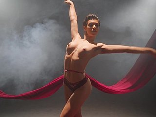Bailarina delgada revela un auténtico baile erótico en solitario column move house la cámara
