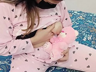 Anak Tiri Desi Bermain Dengan Mainan Teddy Bear Favoritnya Tapi Ayah Tirinya Ingin Meniduri Vaginanya