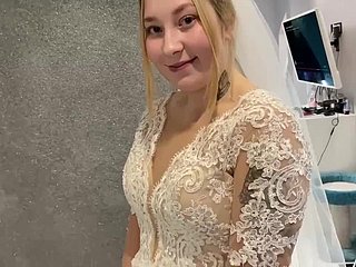 Un stiffener marié russe n'a pas pu résister et a baisé dans une robe de mariée.