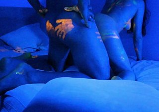Hot Babe recebe uma incrível tinta UV colorida ungenerous corpo nu Feliz Halloween