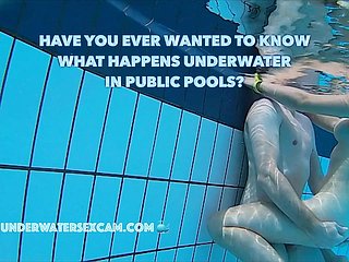 Le vere coppie fanno del vero sesso sott'acqua nelle piscatorial pubbliche, filmate brambles una telecamera subacquea
