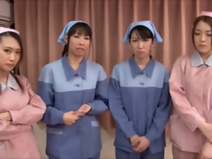 性感的亚洲护士挤奶硬公鸡在一起