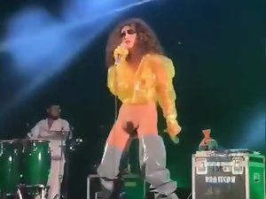 seksi penyanyi berbulu bogel awam di atas pentas konsert nos 4