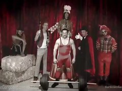 Circus Slut gangbanged bởi Quorum