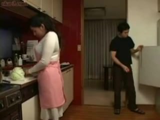أمي اليابانية والابن في المرح مطبخ