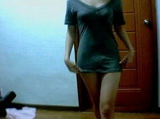 Coreano webcam girl buttare at near i suoi vestiti e mostrando figa