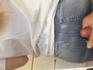 Cumshot trên ass đẹp trong chiếc quần jeans Cum Coerce