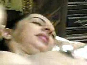 Loose arabe obtient son chatte rasée baisée par un Obese Bushwa - porno amateur