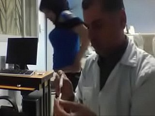 médecin arabe avec le patient