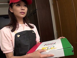 pengiriman kurir Asia Akubi yumemi memberikan blowjob untuk kliennya