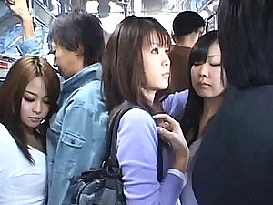 Japanisches AV Modell gibt einen Handjob zu einem geilen Kerl with einem öffentlichen Bus