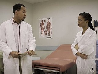X Arzt Kira Noir lockt ihre hohe Kollegen im Krankenhaus gefickt werden