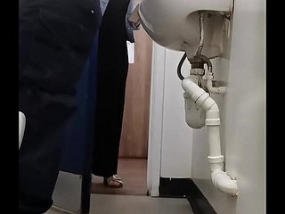 coq Shred à une femme dans les toilettes publiques