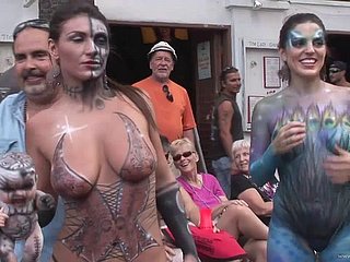 Lucu amatir gadis menampilkan payudaranya besar dan bagus exasperation di luar ruangan pesta realitas jalanan